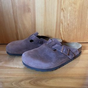 Birkenstock clogs in tan suede